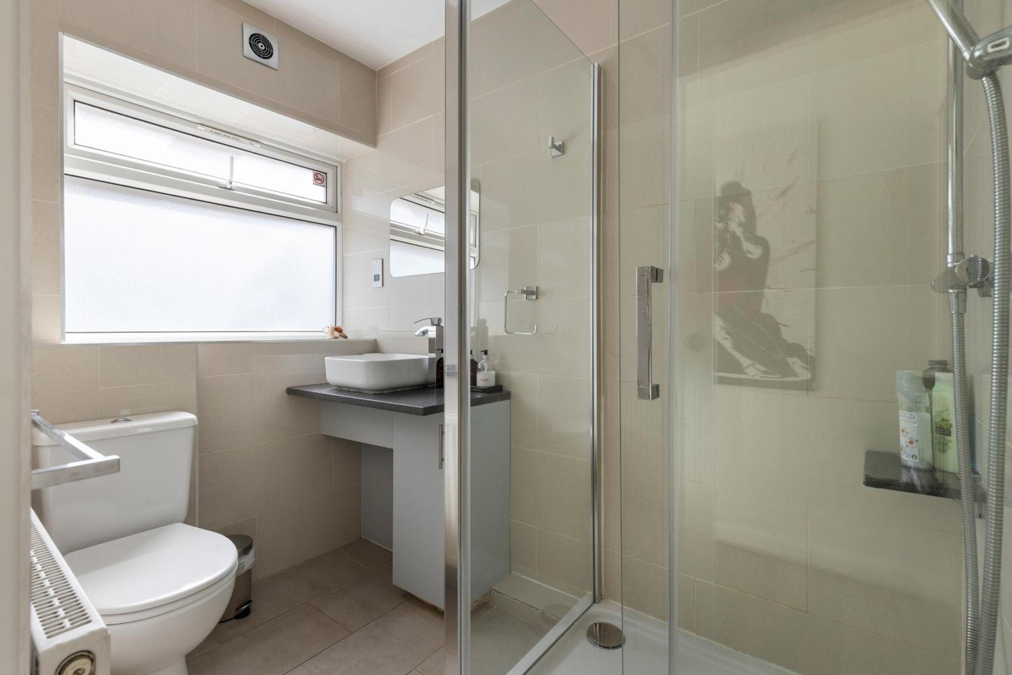 King Studio Apartment With Garden And Parking Ealing Eksteriør billede